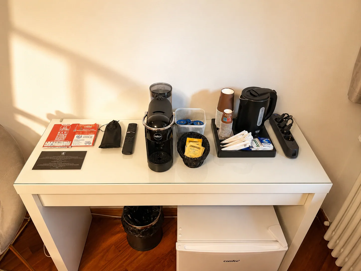 Macchina del caffè, bollitore e prodotti di benvenuto