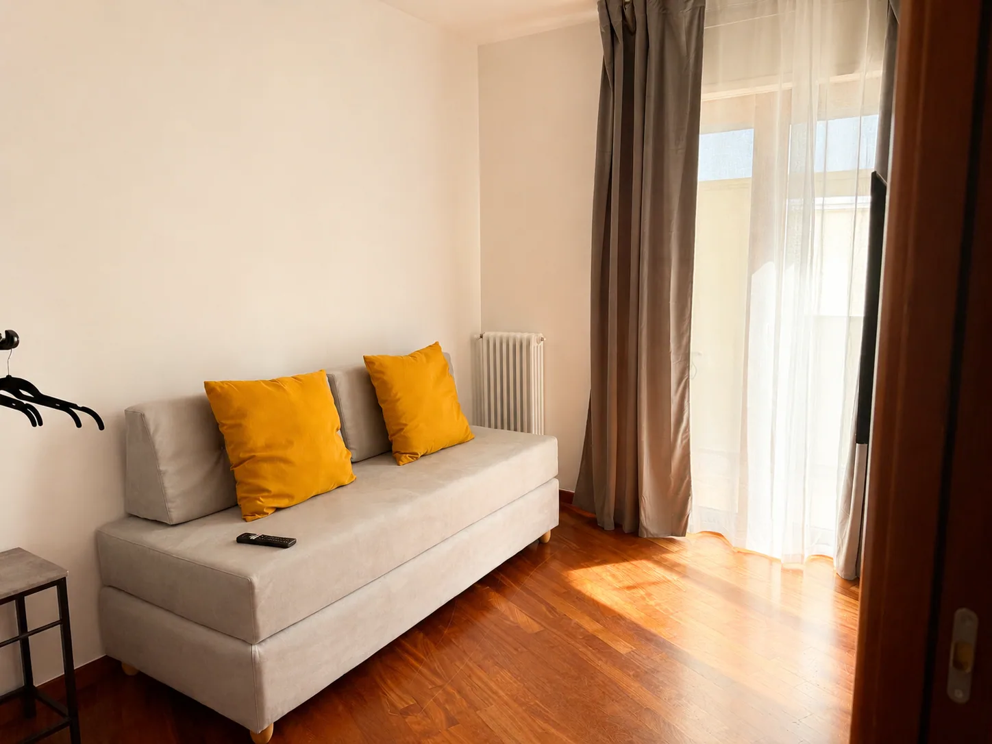 Zona living con divano di Apartment II