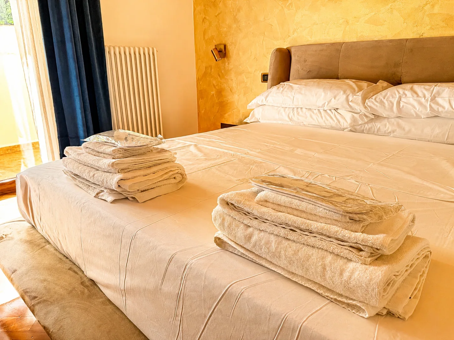 Dettaglio del letto e della biancheria della Garden Suite