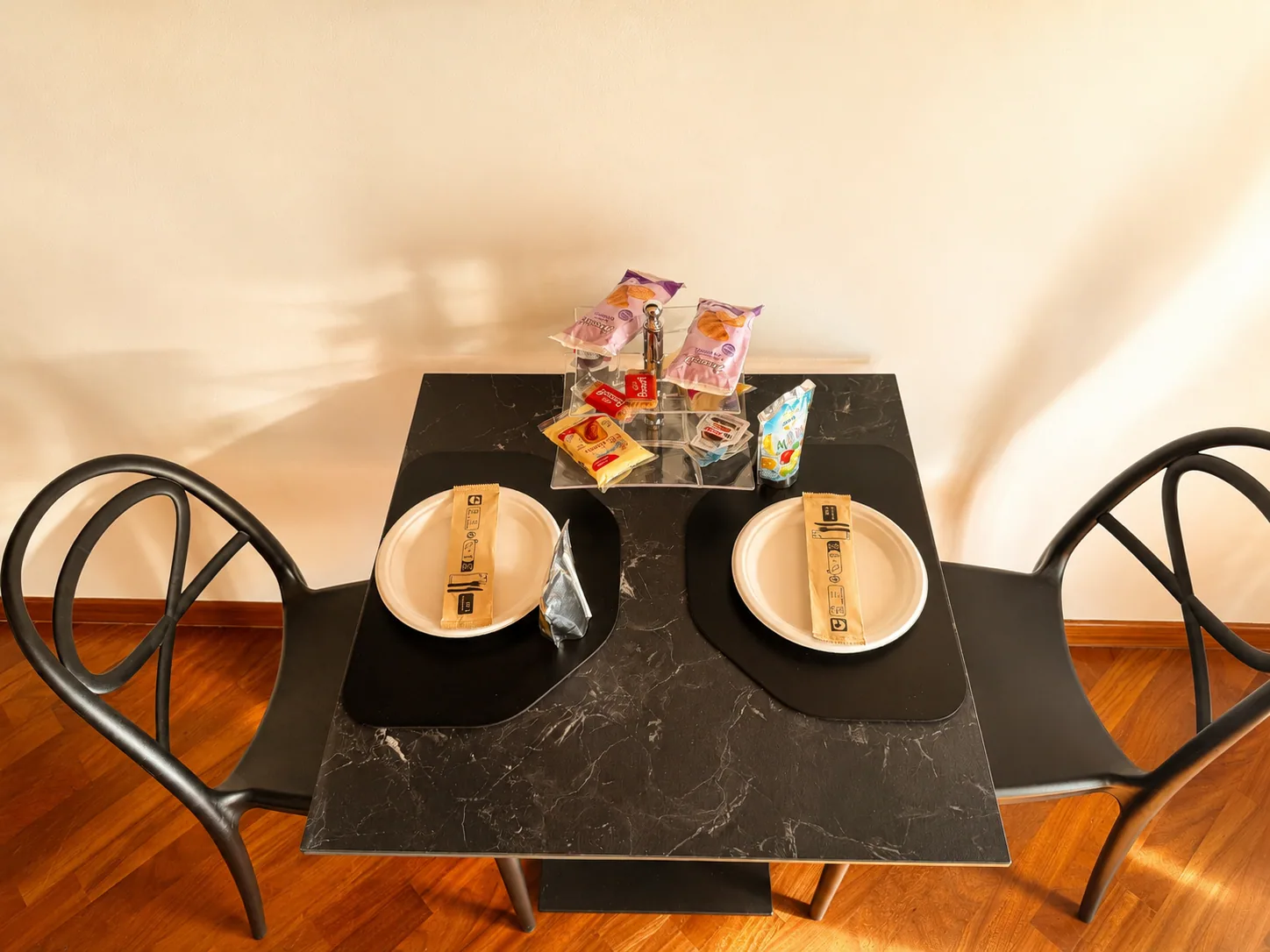 Tavolo preparato per la colazione nella Garden Suite