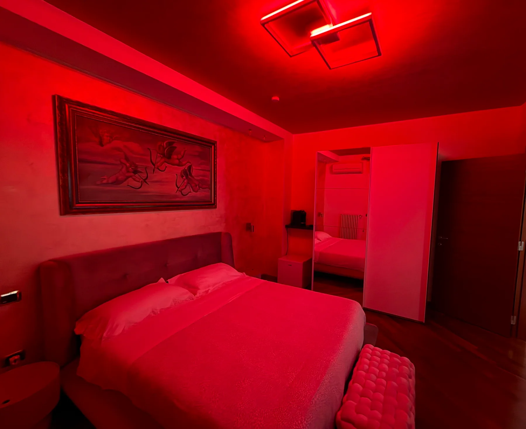 Camera della Garden Suite illuminata di rosso per la Romantic Experience